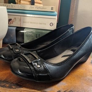 Black Wedge Flat
